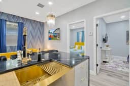 2 Bed Oasis 10 Minutes to Downtown - Image 5