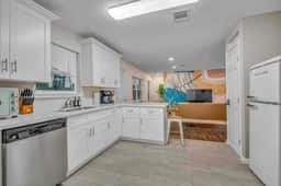 Relaxing Urban Retreat*4BRs*7 beds*2TVs*Pool*Hobby - Image 4