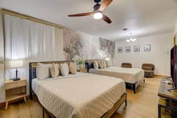 Retro Retreat 4BRs*10 beds*pool*3TVs*Hobby airport - Image 4