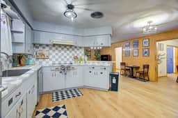 Retro Retreat 4BRs*10 beds*pool*3TVs*Hobby airport - Image 5