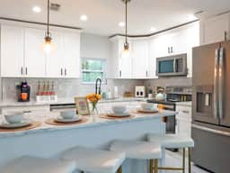 Stay & Play DownTown Tampa with Hottub Bar- Sleeps 10 - Image 3