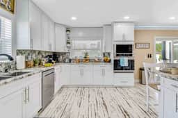 Villa 5 Bed and 3 Bath, Saltwater Heated Pool and Jacuzzi - Image 2