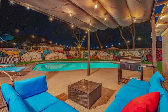 Relaxing Urban Retreat*4BRs*7 beds*2TVs*Pool*Hobby - Image 1