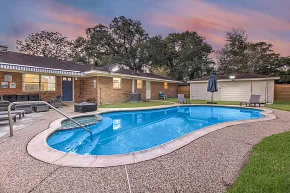 Retro Retreat 4BRs*10 beds*pool*3TVs*Hobby airport - Image 1