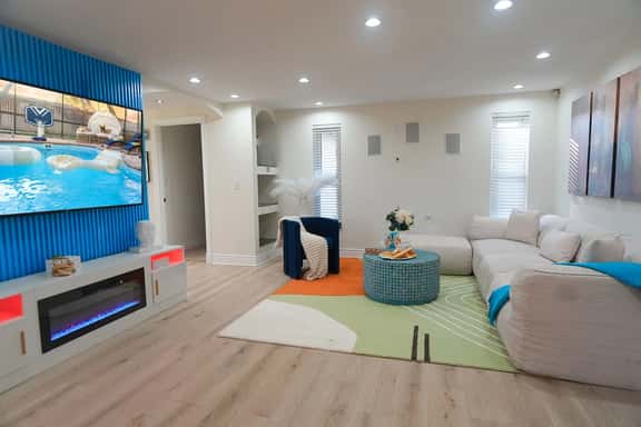 Tampa Fun Compound, Sleeps 16, Pickleball and Hot Tub - Image 1