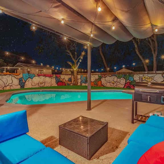 Relaxing Urban Retreat*4BRs*7 beds*2TVs*Pool*Hobby - Image 1