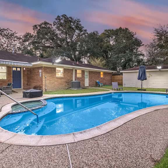 Retro Retreat 4BRs*10 beds*pool*3TVs*Hobby airport - Image 1