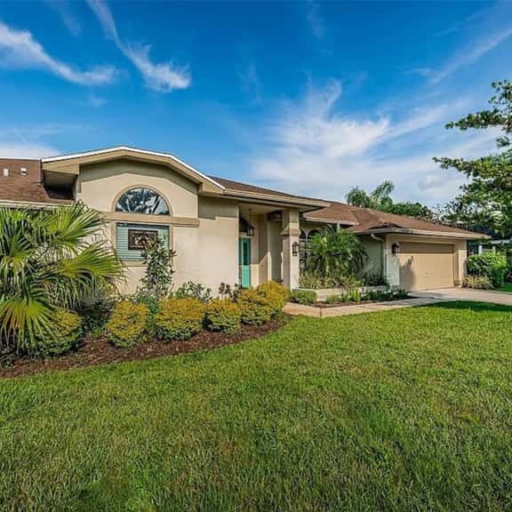 Serene Pool & Lake Retreat Sleeps8 Tarpon Springs - Image 1