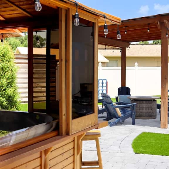 Villa 5 Bed and 3 Bath, Saltwater Heated Pool and Jacuzzi - Image 1