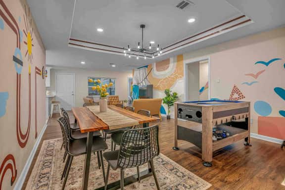 Relaxing Urban Retreat*4BRs*7 beds*2TVs*Pool*Hobby - Image 2