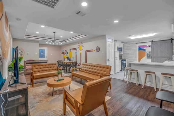 Relaxing Urban Retreat*4BRs*7 beds*2TVs*Pool*Hobby - Image 3