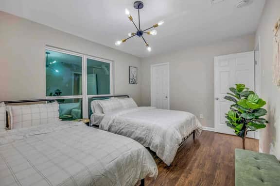 Relaxing Urban Retreat*4BRs*7 beds*2TVs*Pool*Hobby - Image 5