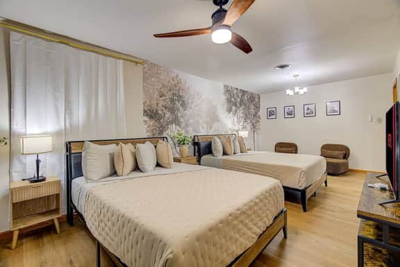 Retro Retreat 4BRs*10 beds*pool*3TVs*Hobby airport - Image 4