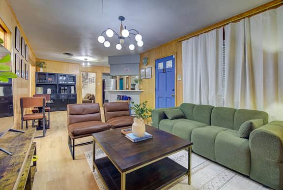 Retro Retreat 4BRs*10 beds*pool*3TVs*Hobby airport - Image 2