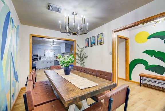 Retro Retreat 4BRs*10 beds*pool*3TVs*Hobby airport - Image 3