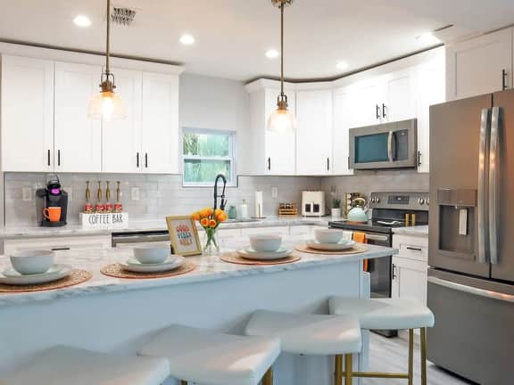 Stay & Play DownTown Tampa with Hottub Bar- Sleeps 10 - Image 3