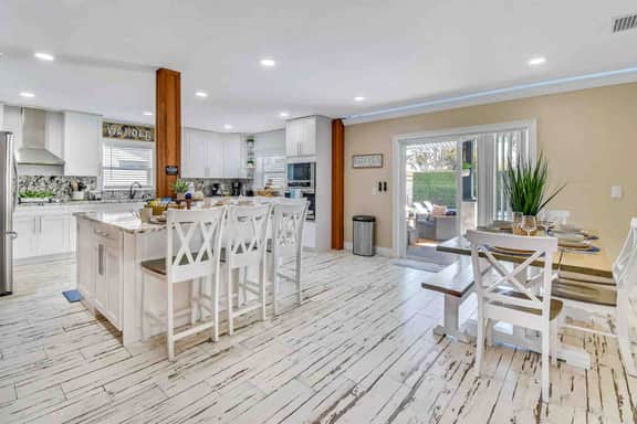 Villa 5 Bed and 3 Bath, Saltwater Heated Pool and Jacuzzi - Image 3
