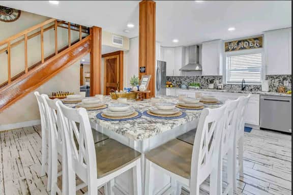 Villa 5 Bed and 3 Bath, Saltwater Heated Pool and Jacuzzi - Image 4
